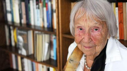 Die Schriftstellerin Elfriede Brüning ist am Dienstag im Alter von 103 Jahren in Berlin gestorben. Das Foto wurde 2010 in ihrer Wohnung aufgenommen.
