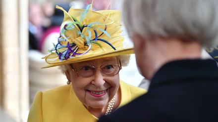 Gerne gut behütet und ein wenig verschmitzt. Queen Elizabeth beim österlichen Geschenkeverteilen am Gründonnerstag.