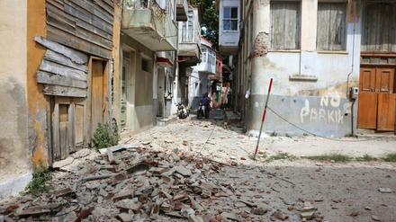 Erdstoß in der Ägais: Zerbrochene Ziegelsteine und Schutt in der Kleinstadt Plomari auf der Insel Lesbos