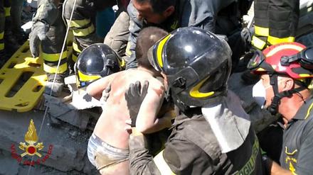 Geglückte Rettung: Ein Kind wird nach dem Erdbeben auf Ischia lebend geborgen. 
