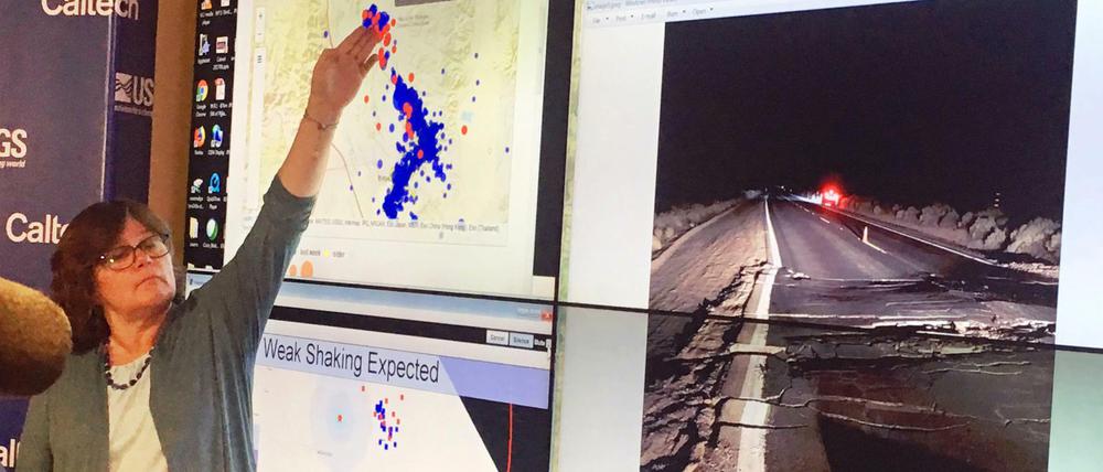 Die Seismologin Lucy Jones zeigt bei einer Pressekonferenz nach dem zweiten Beben am Freitagabend Schäden auf einem Highway.