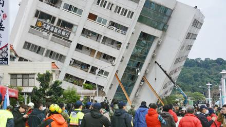 Erdbeben auf Taiwan: Stahlträger stützen ein Gebäude in Hualien. 