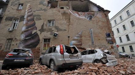 Geparkte Autos wurden bei einem Erdbeben im kroatischen Zagreb von herabfallenden Trümmern zerstört. 