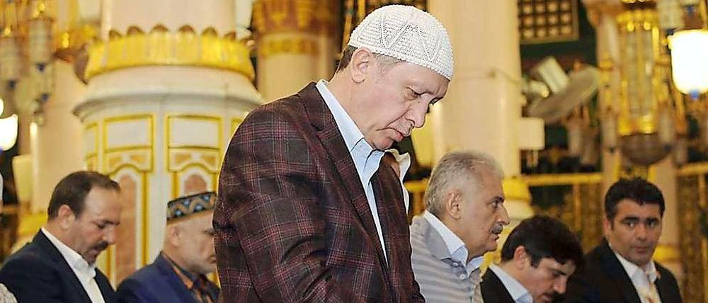 Der Präsident der Türkei, Recep Tayyip Erdogan. betet bei einem Staatsbesuch am 1. März 2015 in einer Moschee in Saudi-Arabien. 