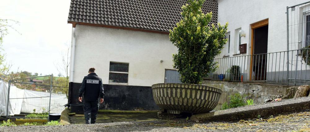 Eine Mitarbeiterin des Landeskriminalamtes am Mittwoch in Höxter (Nordrhein-Westfalen) in der Einfahrt zum Haus eines Ehepaares, das jahrelang Frauen gequält haben soll.
