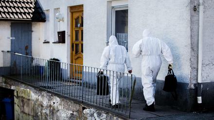 Mitarbeiter der Spurensicherung in Höxter am Haus des beschuldigten Ehepaares vorbei.