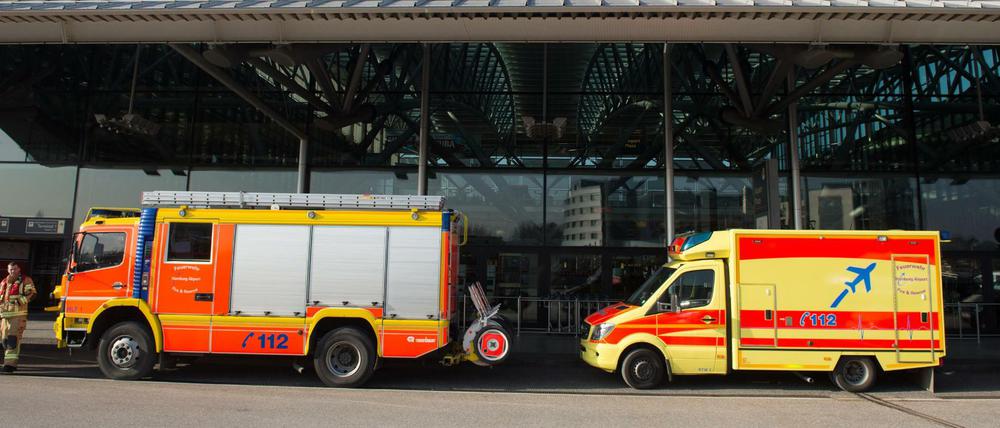 Die Feuerwehr vor dem Flughafen in Hamburg. Am Montag klagten 14 Sicherheitskräfte über Unwohlsein.