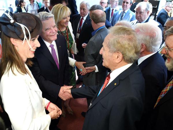 Bundespräsident Joachim Gauck (2.v.l.) und Gräfin Bettina Bernadotte, Präsidentin des Kuratoriums für die Tagungen der Nobelpreisträger, begrüßen am 28.06.2015 in Lindau (Schwaben) bei der Eröffnung der 65. Lindauer Nobelpreisträgertagung mehrere Nobelpreisträger.