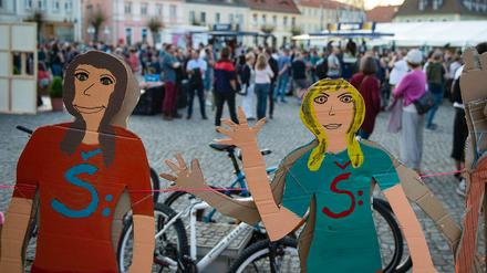 Bemalte Figuren stehen während der Eröffnung "Ostritzer Friedensfest" als Gegenveranstaltung zum Festival "Schild und Schwert" auf dem Markt.