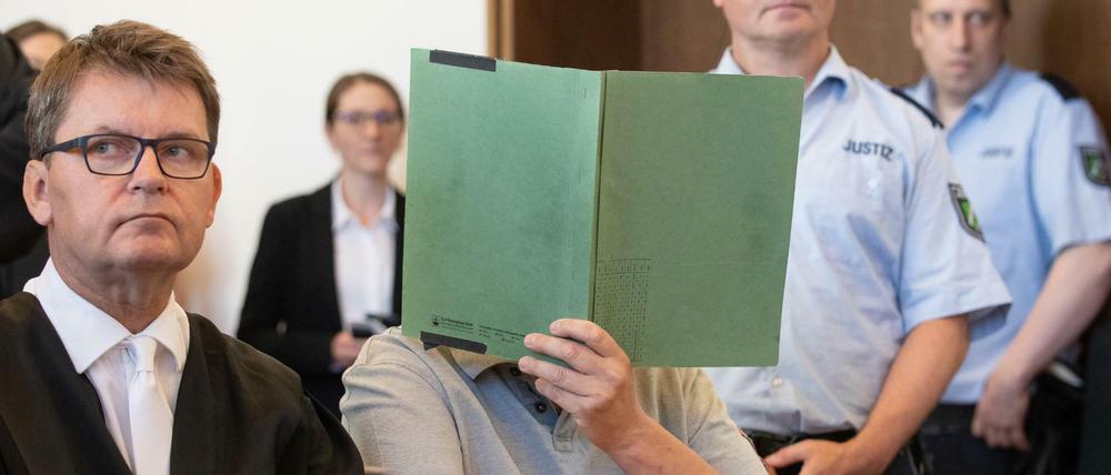 Jann Henrik Popkes (l), Rechtsanwalt und Verteidiger des Angeklagten Heiko V. (2.v.l), aufgenommen im Landgericht. 