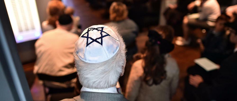 Jüdische Gemeindemitglieder einer Synagoge.