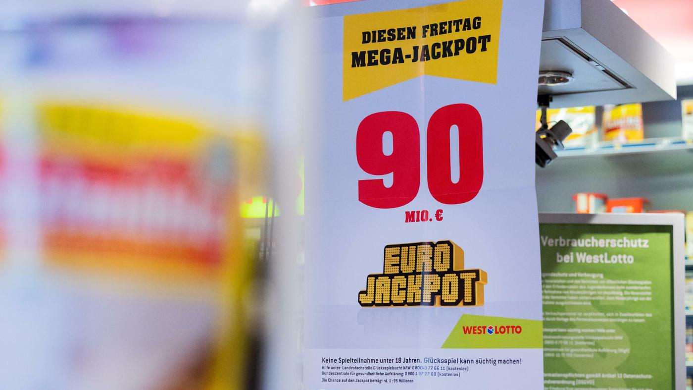 Italien: 90 Italiener teilen sich Lotto-Gewinn von 371 Millionen Euro -  Panorama - SZ.de
