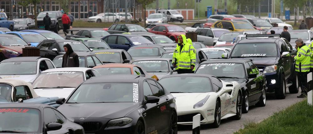 Wegen des Verdachts eines illegalen Autorennenns auf der A20 Lübeck-Stettin werden Dutzende Autos, vor allem aus Norwegen, von der Polizei auf der Autobahnraststätte Fuchsberg festgehalten.