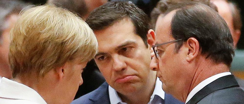 Der griechische Premierminister Alexis Tsipras mit Bundeskanzlerin Angela Merkel und dem französischen Präsidenten Francois Hollande bei den Verhandlungen der Euroländer in Brüssel am Montag. 