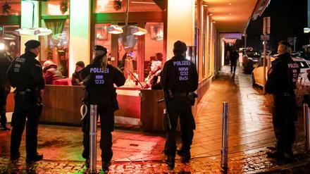 Polizisten sichern während einer Razzia von Zoll und Polizei eine Shisha-Bar in Bochum. 