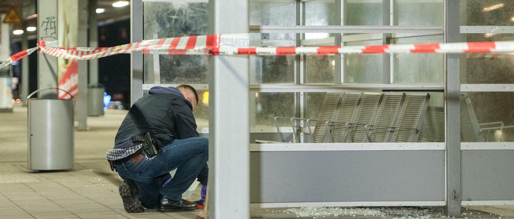 Ein Entschärfer der Polizei am Sonntag in Hamburg auf dem S-Bahnhof Veddel.