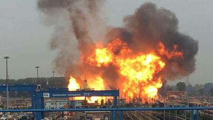Nach einer Explosion brennt es auf dem Gelände des Chemiekonzerns BASF in Ludwigshafen.