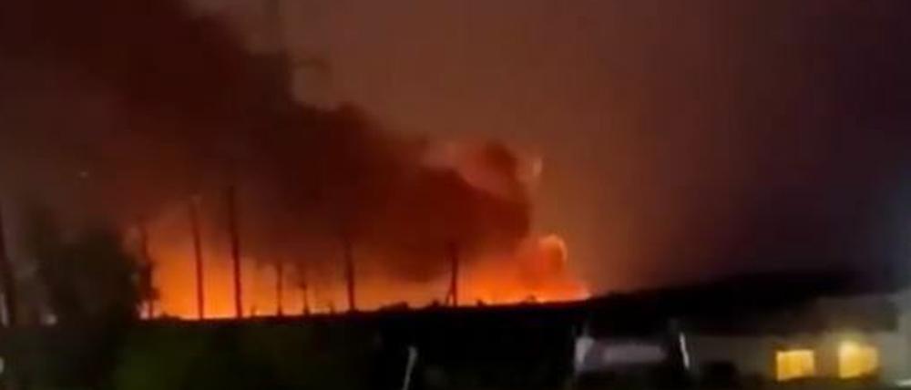 Videos auf Twitter zeigen Explosionen und Brände mutmaßlich nahe der russischen Stadt Belgorod. 