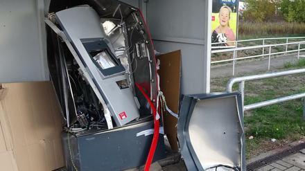 Ein explodierter Fahrkartenautomat am S-Bahnhaltepunkt "Südstadt". Bei der Explosion des Fahrkartenautomaten ist ein Mann ums Leben gekommen.