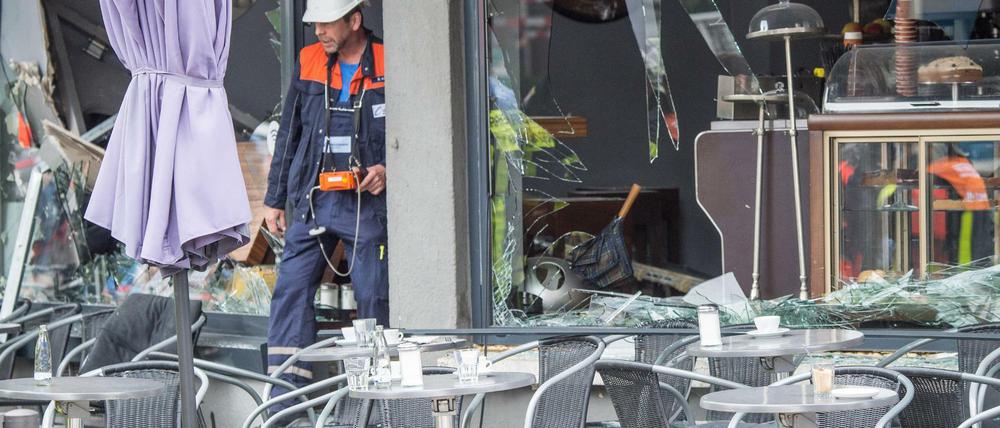 Die Fensterfront eines Cafes in Frankfurt am Main ist zerstört. Nach ersten Ermittlungsergebnissen soll es hier am Montag eine Gasexploion gegeben haben, bei der mehrere Menschen verletzt wurden.