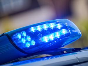 Ein Blaulicht ist auf dem Dach eines Polizeifahrzeugs zu sehen.