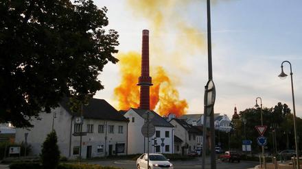 Orangener Rauch nach der Explosion in einer Chemiefrabrik in Dobrovice, Tschechien, am Dienstag. 