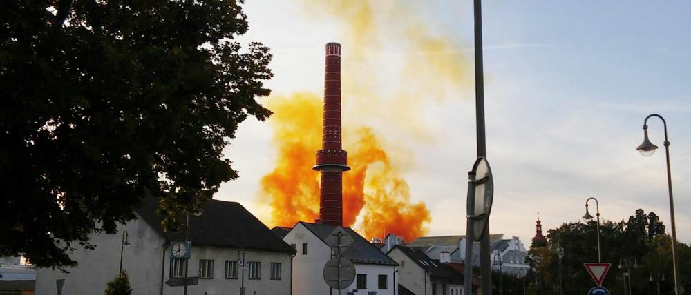 Orangener Rauch nach der Explosion in einer Chemiefrabrik in Dobrovice, Tschechien, am Dienstag. 