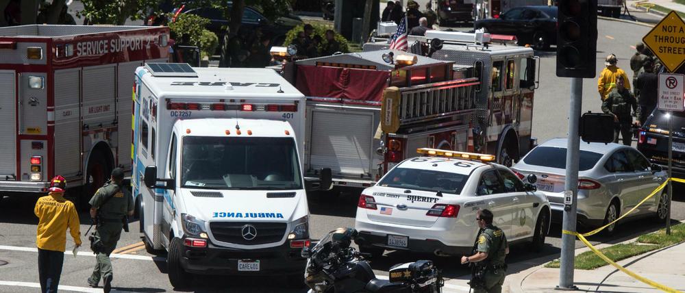 Rettungskräfte sind in Aliso Viejo südlich von Los Angeles nach einer Explosion in einer Klinik im Einsatz. 