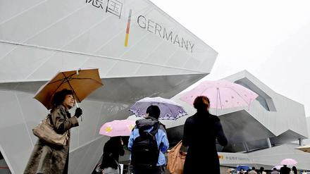 Nicht immer geduldig: Chinesische Gäste vor dem deutschen Expo-Pavillon in Schanghai.