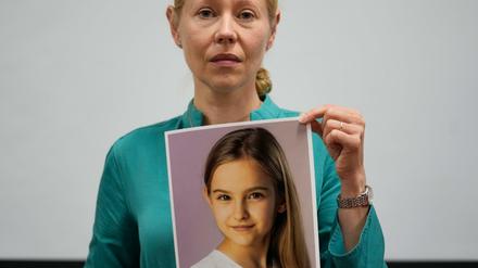 Anne Maja Reiniger-Egler hält das Foto ihrer vermissten 10-jährigen Tochter hoch.