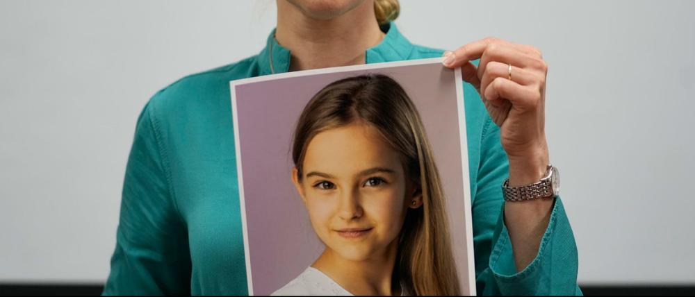 Anne Maja Reiniger-Egler hält das Foto ihrer vermissten 10-jährigen Tochter hoch.