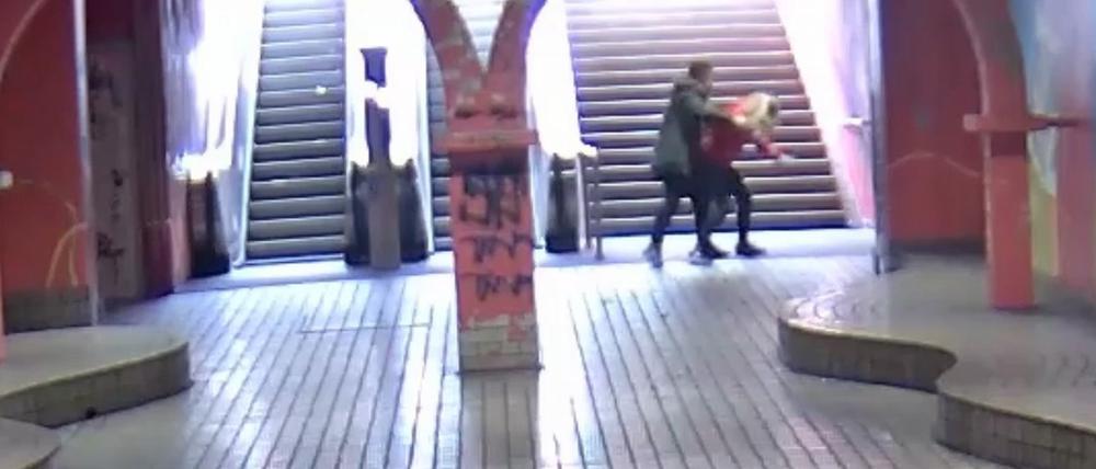 Überwachungsvideo: Ein junger Mann greift an der U-Bahnhaltestelle hinterrücks eine junge Frau an.