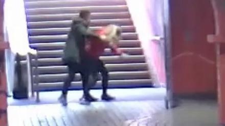 Ein junger Mann greift an der U-Bahnhaltestelle "Viehofer Platz" hinterrücks eine junge Frau an. Mit dem Überwachungsvideo aus dem das Bildschirmfoto stammt, sucht die Poilizei nach zwei Tätern. 