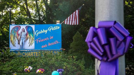 Eine Gedenkstätte für Gabby Petito in ihrer Heimatstadt Blue Point
