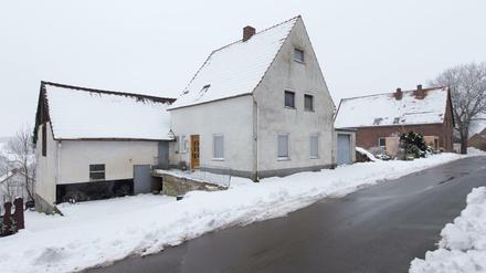 Schnee liegt vor einem Haus in Höxter-Bosseborn Ende Januar. Über Jahre hinweg soll ein Paar mehrere Frauen in das Haus in Ostwestfalen gelockt und dort schwer misshandelt haben.