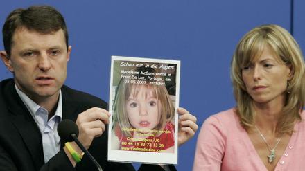 Kate und Gerry McCann zeigen während einer Pressekonferenz ein Bild ihrer verschwundenen Tochter Madeleine.