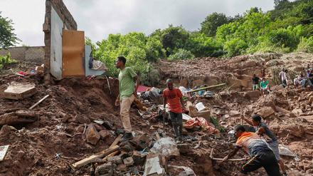 Männer helfen in der Nähe von Durban bei der Beseitigung von Trümmern.