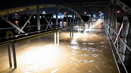 Der Fischmarkt in Hamburg war nach einer Sturmflut am Mittwochmorgen erneut unter Wasser.