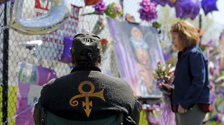 Trauernde Prince-Fans vor seinem Anwesen Paisley Park in Chanhassen, Minnesota.