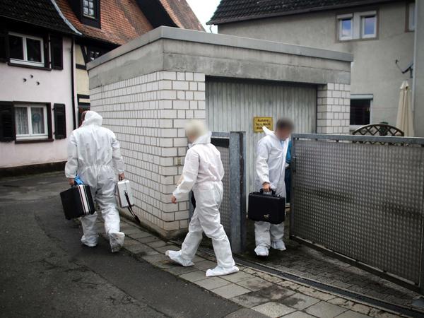 Beamte des Hessischen Landeskriminalamtes verlassen am 11.09.2014 in Schwalbach am Taunus (Hessen) einen Fundort, an dem Leichenteile entdeckt worden sind.