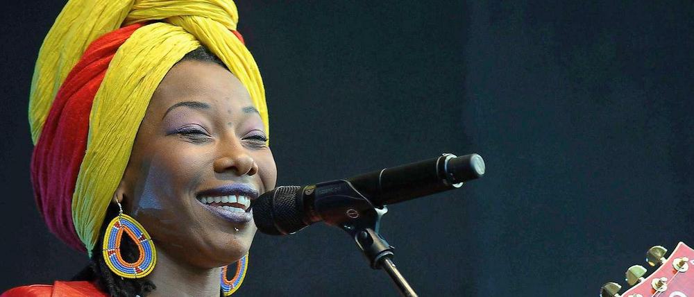 Alles selbst gemacht. Fatoumata Diawara war schon eine erfolgreiche Schauspielerin, als sie sich vor zwei Jahren in ein Tonstudio zurückzog, um ihr erstes Album mit selbst geschriebenen und komponierten Liedern aufzunehmen. Sie wird in Frankreich als "die neue Stimme Malis" vermarktet. Jetzt hat sie 40 malische Musiker zusammengetrommelt, um gegen die Krise ihres Heimatlandes anzusingen. Sie ist zwar in der Elfenbeinküste geboren, doch mit ihren Eltern nach Mali zurückgekehrt, wo sie aufgewachsen ist. Heute lebt sie meistens in Paris. 