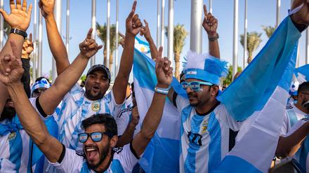 Fußballfans, die Argentinien unterstützen, jubeln in Doha im Vorfeld der FIFA Fußball-Weltmeisterschaft Katar 2022.