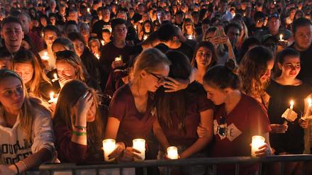 Von Trauer überwältigt gedenken Jugendliche in Parkland ihrer getöteten Mitschüler.