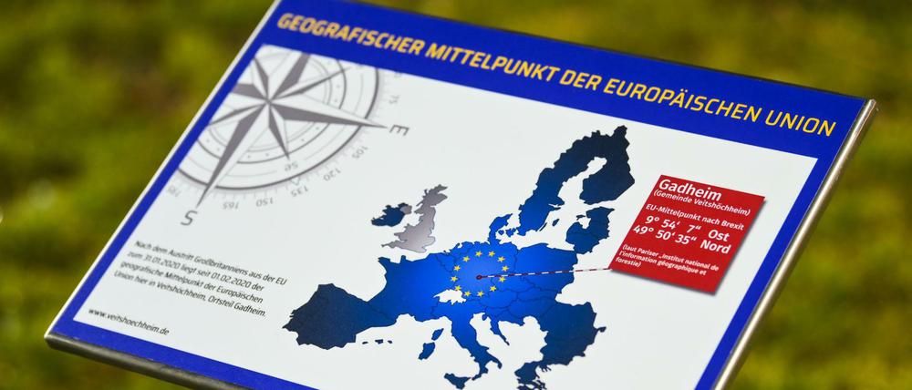 Ein Schild mit einer EU-Karte zeigt auf das Dorf Gadheim.