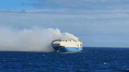 Der Frachter „Felicity Ace“ mit 4000 Autos der Volkswagengruppe brennt vor den Azoren.