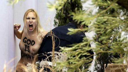 Die Femen-Aktivistin Jana Aschdanowa war barbusig in die große Weihnachtskrippe auf dem Petersplatz in Rom geklettert und hatte sich die Jesus-Figur geschnappt. 