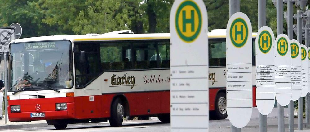 Seit das Monopol für Fernbusse gefallen ist, bekommt die Deutsche Bahn immer mehr Konkurrenz. Hier fährt ein Fernbus in den Zentralen Omnibusbahnhof in Magdeburg.