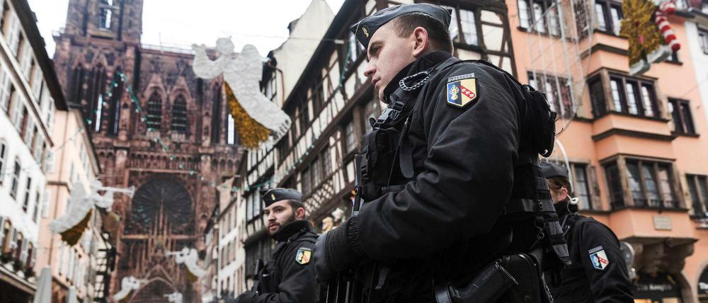 Polizisten nach dem Angriff in der Gegend des Straßburger Weihnachtsmarkts. 