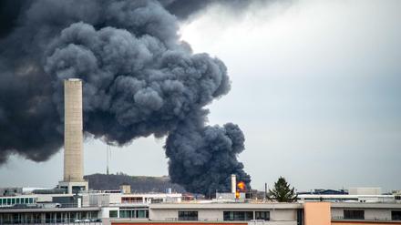 Feuer in München: Dunkle Rauchschwaden steigen bei einem Brand zum Himmel auf.
