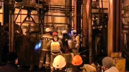 Das Standbild aus einem Video des russischen Fernsehsenders RU-RTR warten russische Rettungsteam darauf, dass ein Aufzug in das Gruben-Kalibergwerk hinunterfährt. 